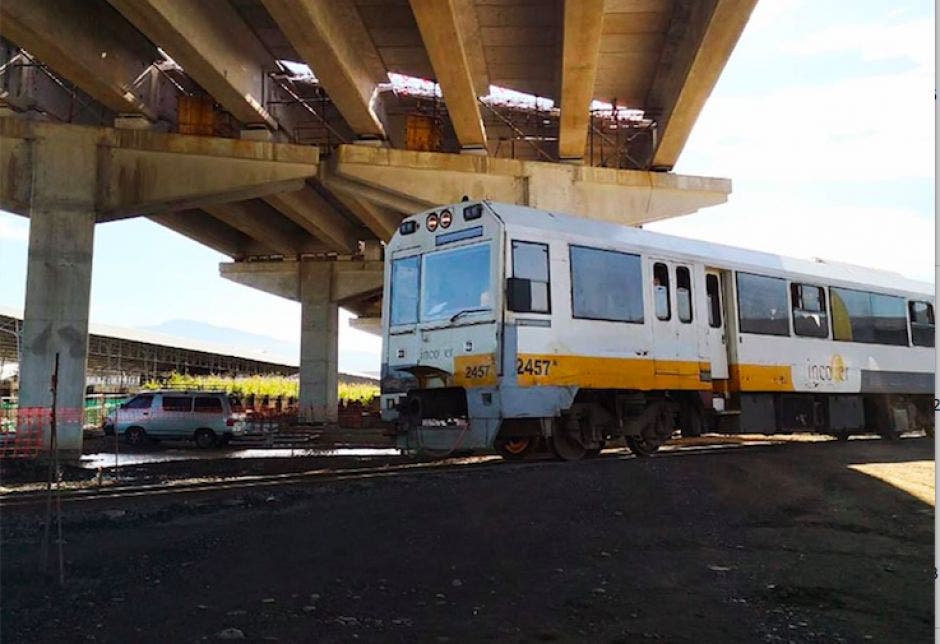 Tren pasando debajo de viaducto de Circunvalación Norte.