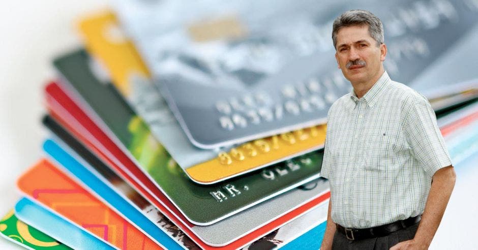 La deuda total en tarjetas de crédito en Costa Rica es cerca de ¢1,3 billones y la mayoría de tarjetas de crédito cuenta con tasas de interés iguales o mayores al 45% anual. Welmer Ramos, del PAC, desea bajar el tope. Elaboración propia/La República.