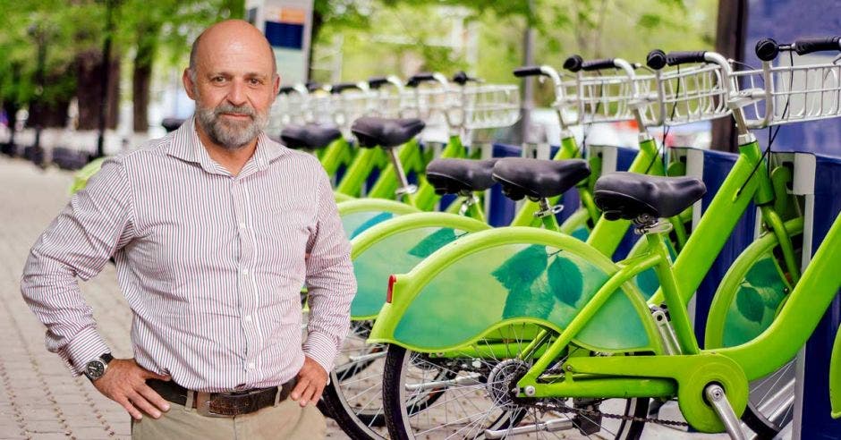 Carlos Manuel Rodriguez junto a una serie de bicicletas verdes