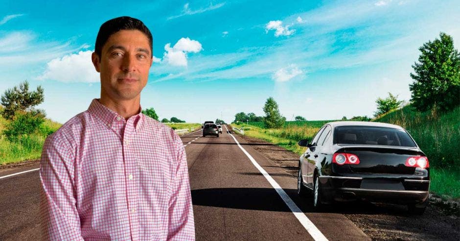 Un hombre posa sobre una carretera