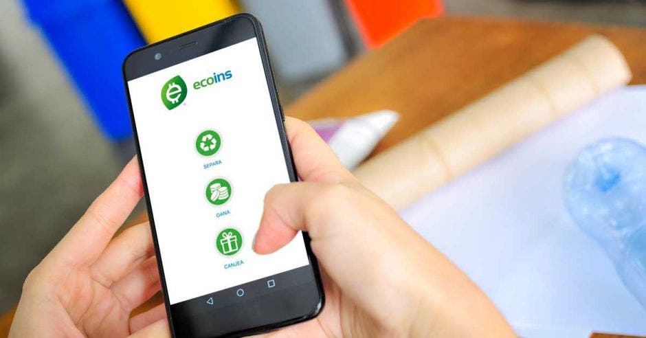 Un celular con la app de ecoins abierta