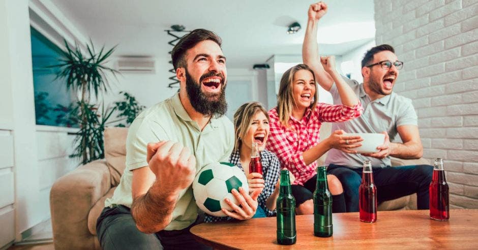 Jóvenes viendo un partido de fútbol por TV