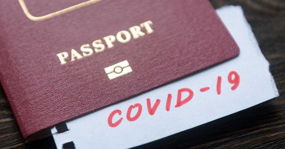 Un pasaporte con un documento de coronavirus adentro