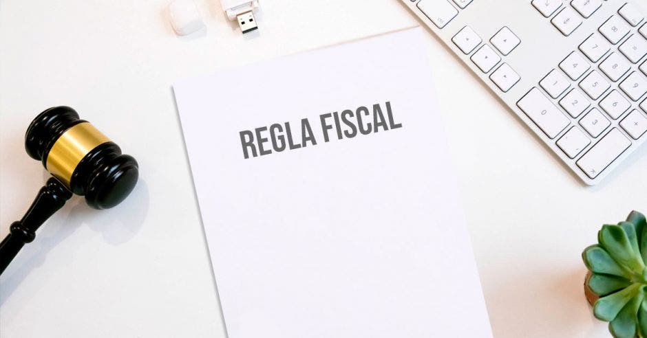 papel con la frase regla fiscal escrito y un teclado al lado