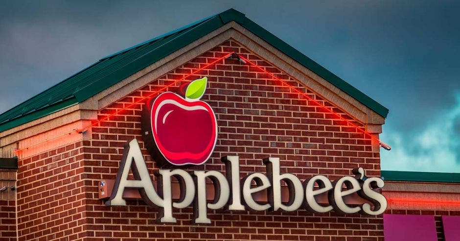 Restaurante con el logo de Applebees en el techo