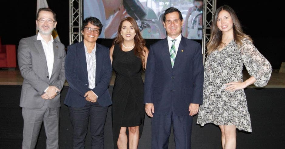 Juan Carlos Rojas, Federación Nacional de Fútbol, Karla Alemán, asistente del Ministro de Deportes, Laura Grillo, Directora General de St. Jude School, Sr. Hernán Solano, Ministro de Deportes y Laura García, Directora Regional de Mercadeo de ISP