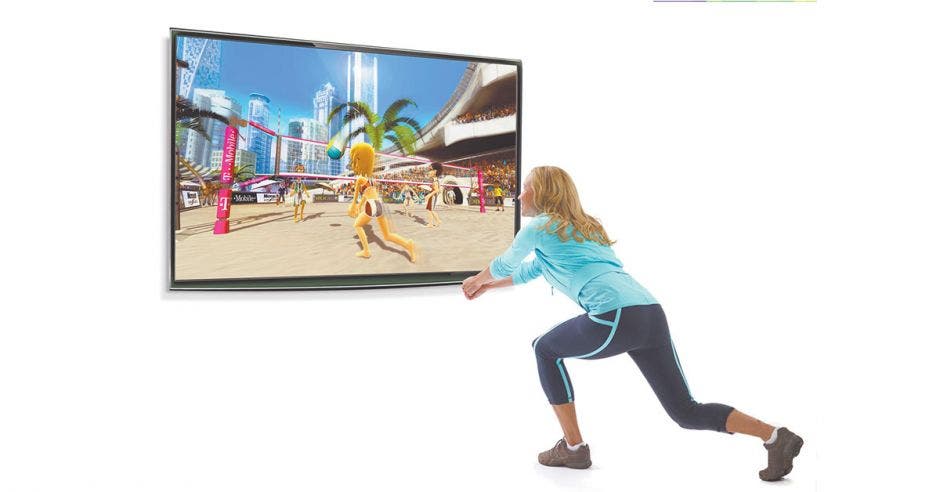 Mujer jugando videojuegos frente a un televisor
