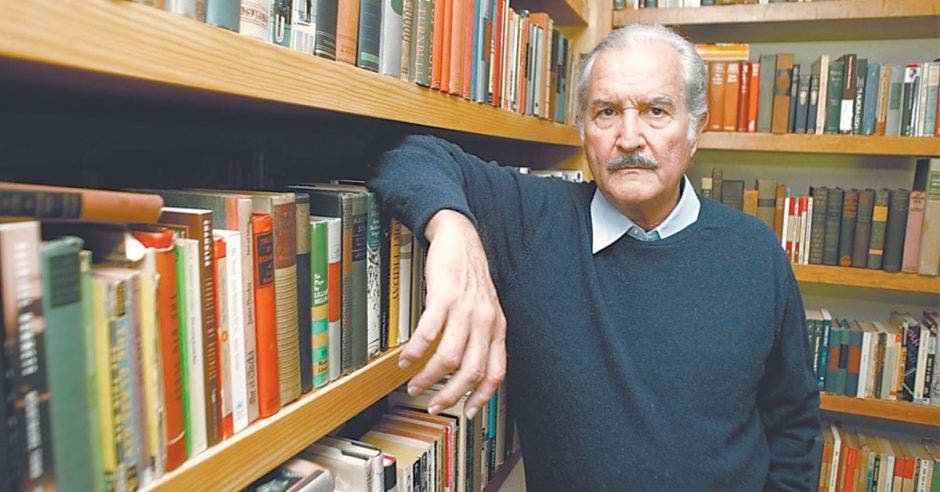 escritor mexicano Carlos Fuentes, una de las principales plumas del boom latinoamericano