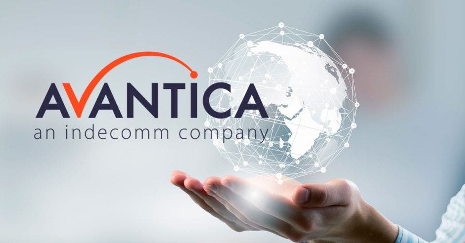 El logo de Avantica sobre un fondo de tecnología