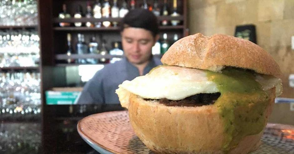 Un sándwich con guacamole sobre una mesa