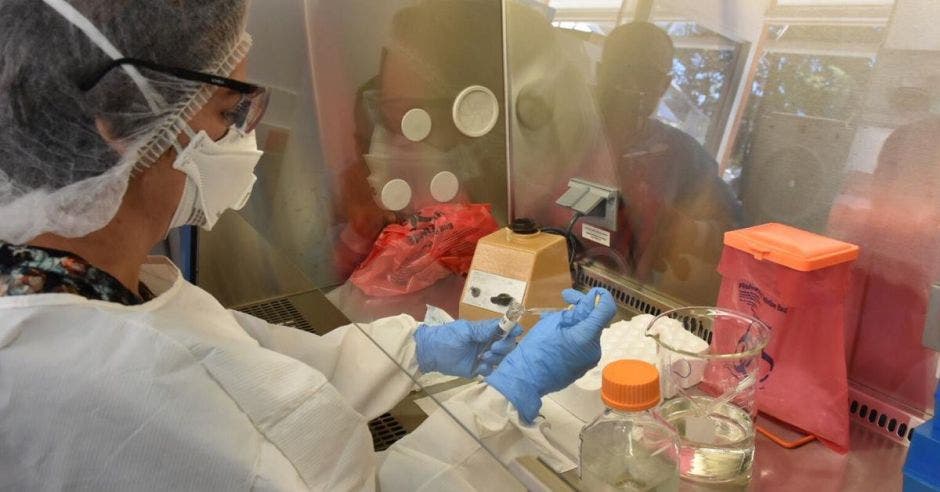 Una personas en un laboratorio detectando coronavirus en una muestra