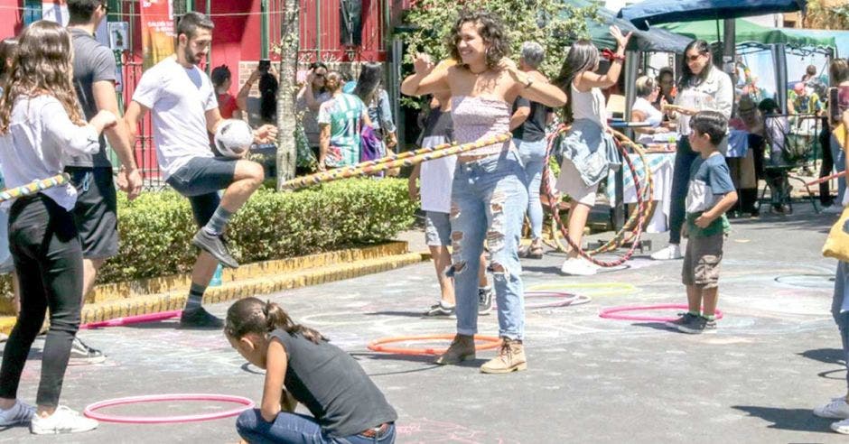 Gente en la calles jugando y pintando