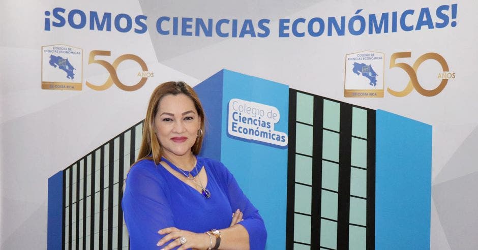 Para el Colegio de Ciencias Económicas es fundamental propiciar el desarrollo profesional de sus agremiados y crear espacios que incidan en el crecimiento empresarial y en la reactivación de la economía, destacó Zoila Víquez, su directora ejecutiva. Archivo / La República