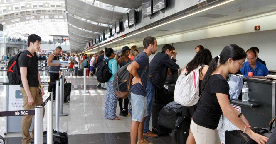 Un grupo de turistas hace check-in de su equipaje