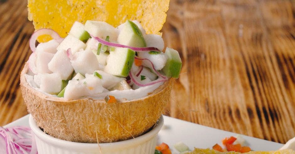 Un ceviche en un coco con patacones