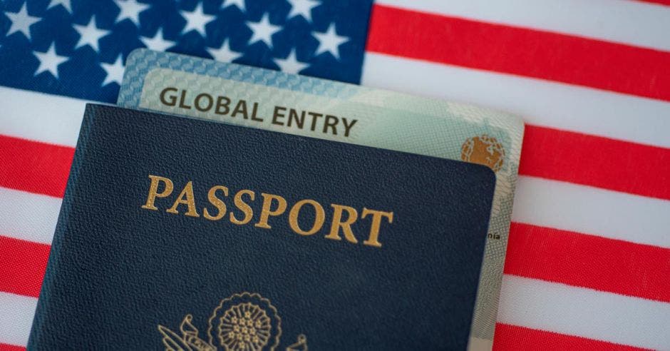 Un pasaporte con +un documento de global entry adentro