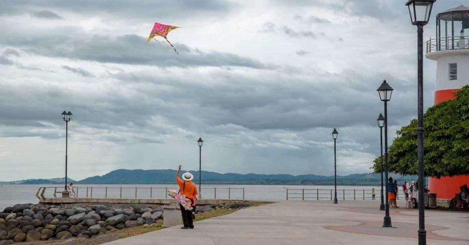 Vendedor de cometas en el Faro de Puntarenas, Paseo Marítimo, Costa Rica