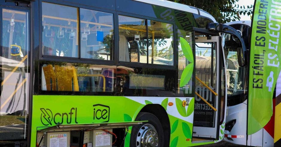 Un bus electrico color verde con blanco