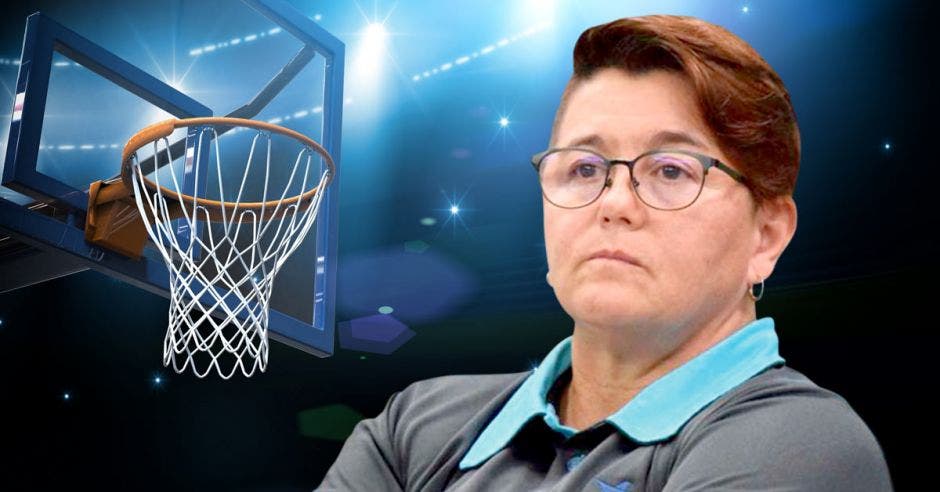 mujer y marco de basket