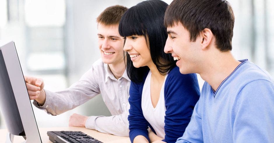 tres jóvenes frente a computadora