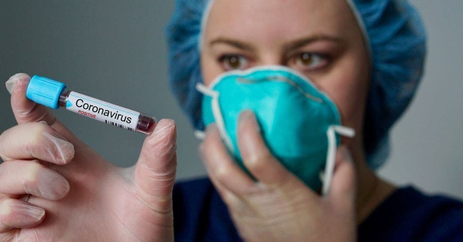 Una mujer con una muestra de coronavirus