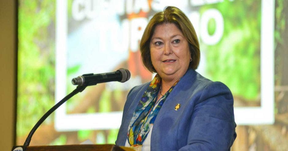 Maria Amalia Revelo ministra de Turismo habla ante el público