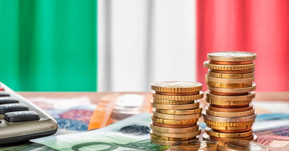 bandera de italia con euros en monedas y billetes