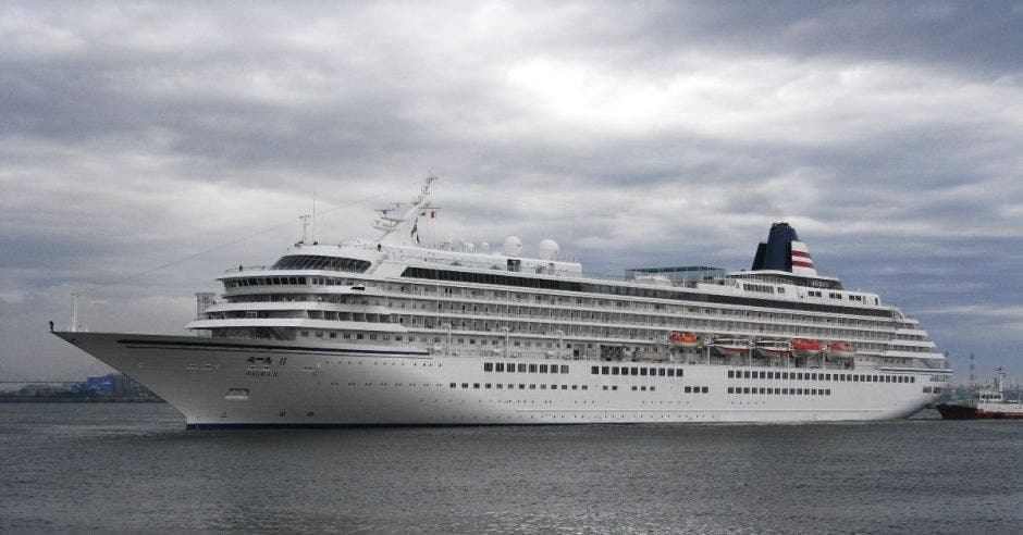 Un crucero de gran tamaño color blanco