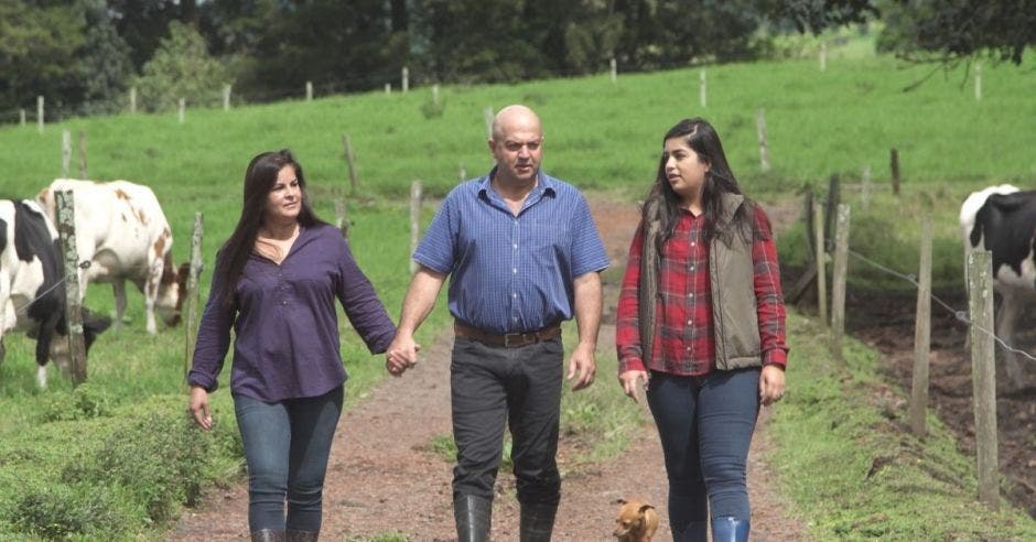 un señor camina acompañado de su esposa y su hija