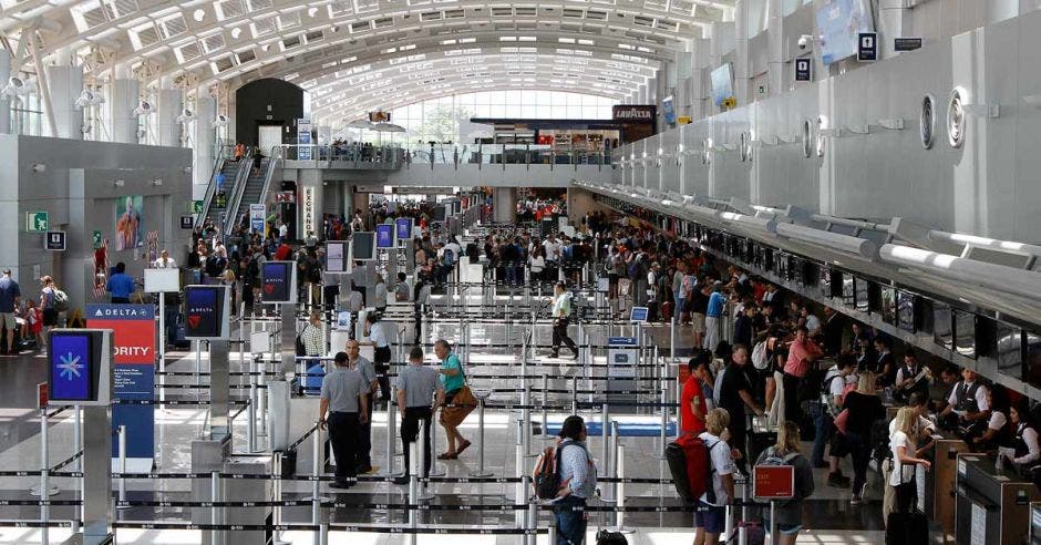 un grupo de gente en una terminal aérea