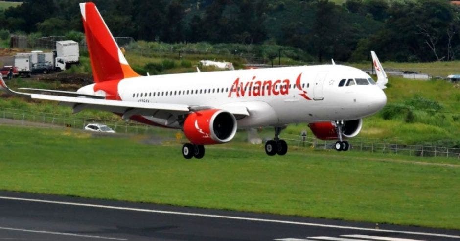 Un avión de avianca aterrizando en una pista de aterrizaje