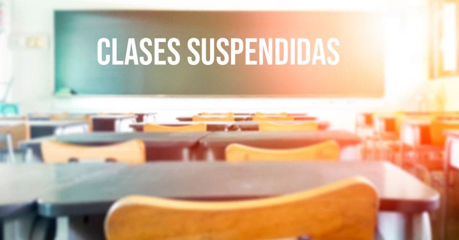 Unas sillas vacías y una pizarra que dice clases suspendidas