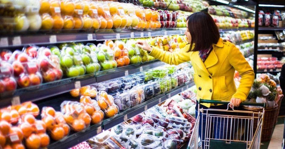 Una persona comprando en un supermercado