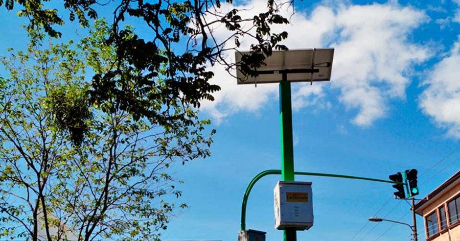 Sistema de semáforos solares en una mañana de verano