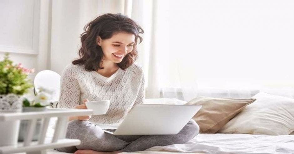 mujer trabajando en computadora desde su casa