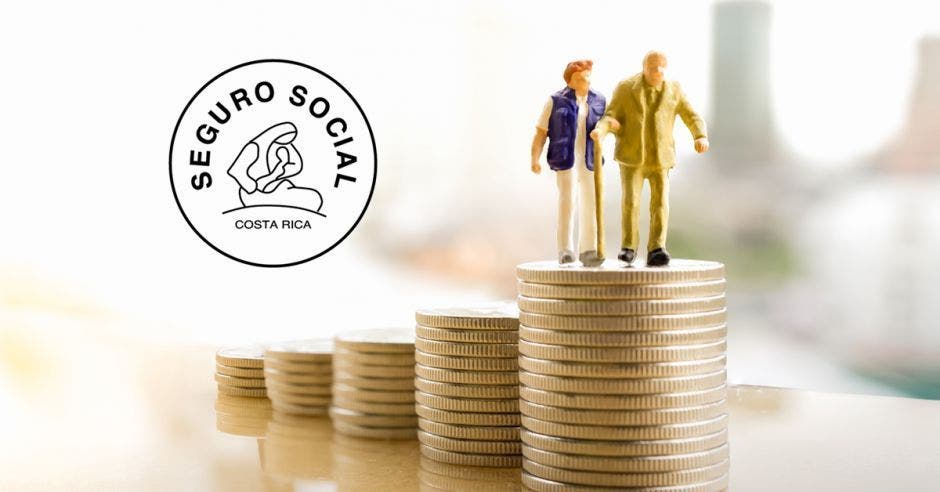 personas de en unos puños de monedas con el logo de la caja costarricense del seguro social