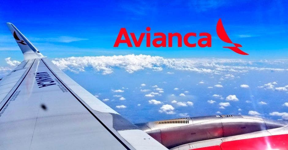 avión de avianca y logo  de  avianca en el  cielo