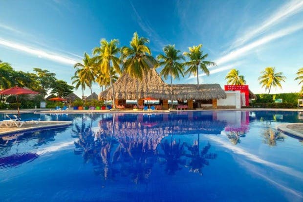 Un rancho reflejado en una piscina azul