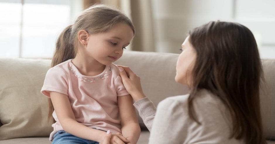 Una mujer hablando con una niña