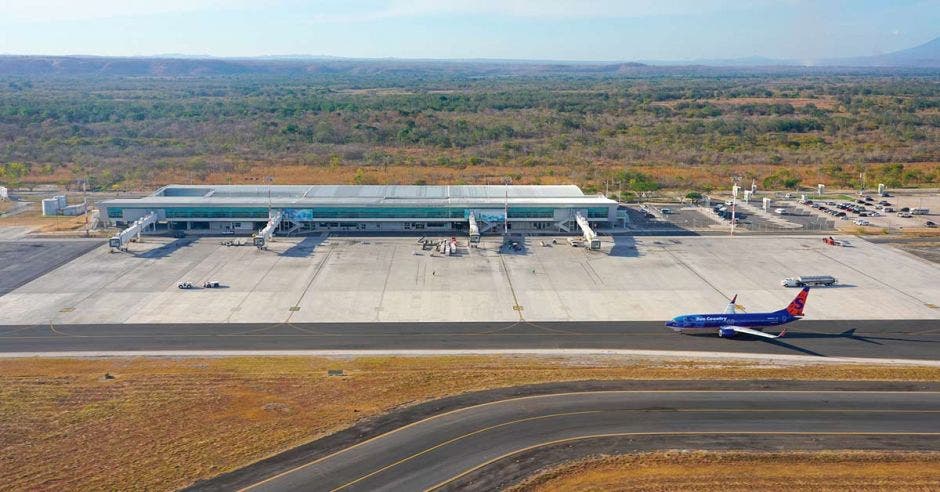 Varios aviones aterrizan en una pista de aterrizaje