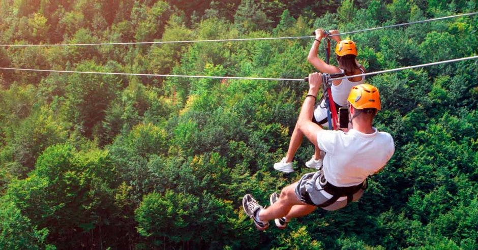 Dos turistas en un zip line