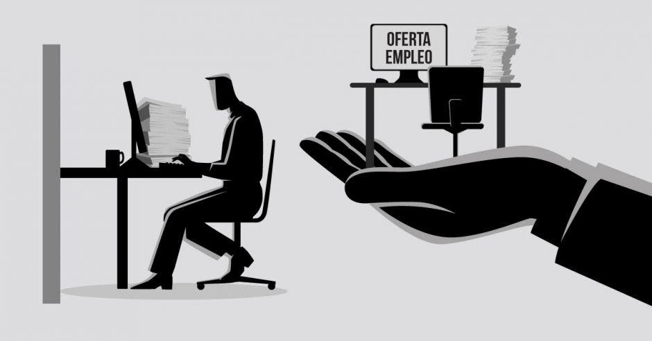 un empleado trabaja en su computadora