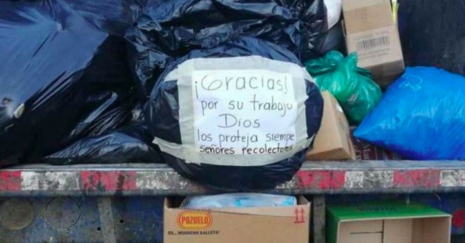 Mensaje de agradecimiento pegado en bolsa de desechos