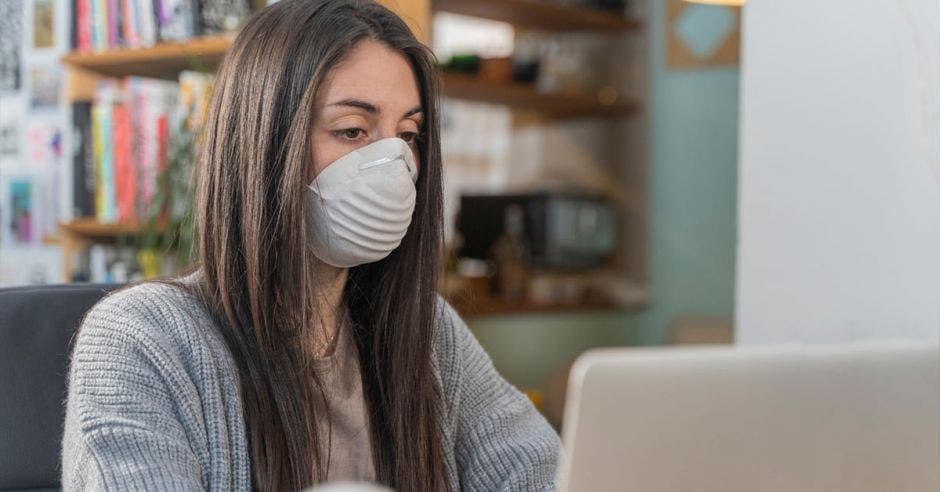 Una mujer joven con una mascarilla