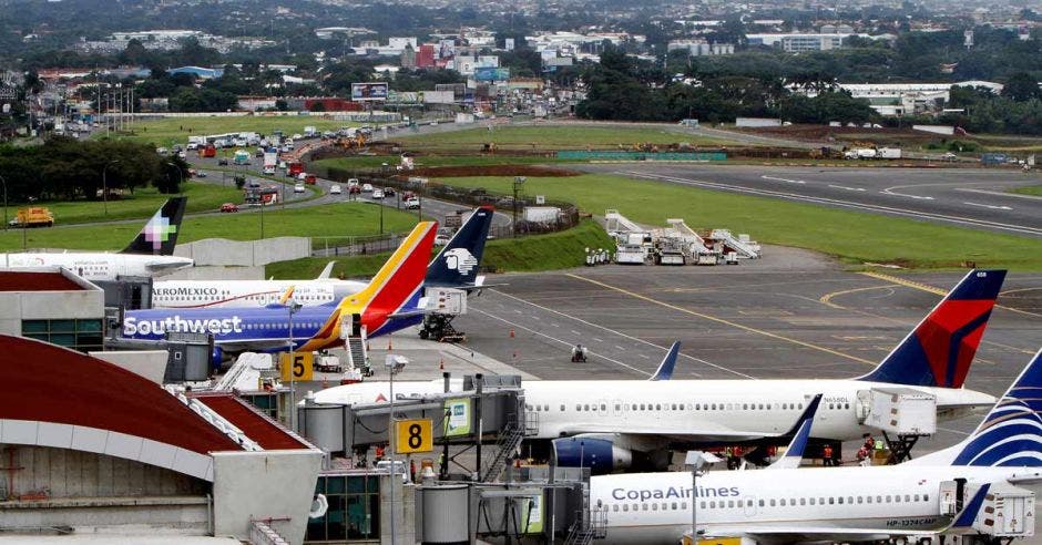 Una fila de aviones en las magas del aeropuerto juan santamaría