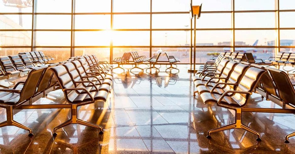 el lobby de un aeropuerto vacío