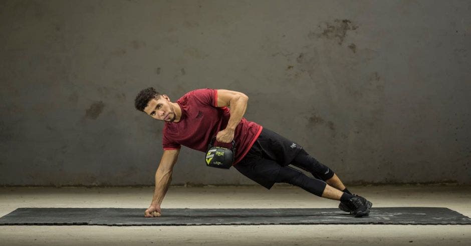 Hombre haciendo ejercicio con pesa rusa