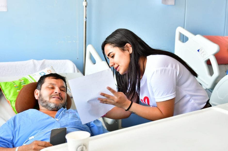 Mujer ayudando a hombre en el hospital