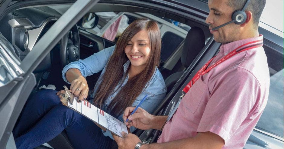 mujer y hombre en carro