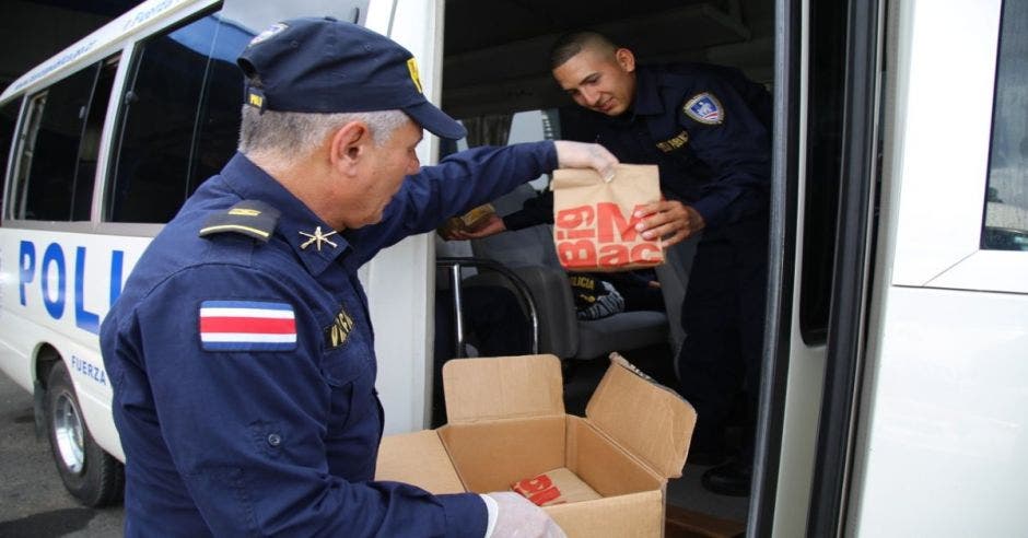 Oficiales de la fuerza pública recibiendo paquete de comida de McDonald’s